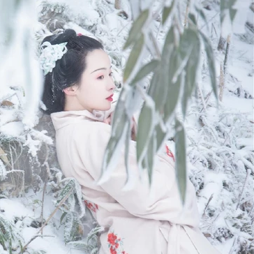 梅花雪紅衣女生頭像，唯美古風(fēng)真人頭像