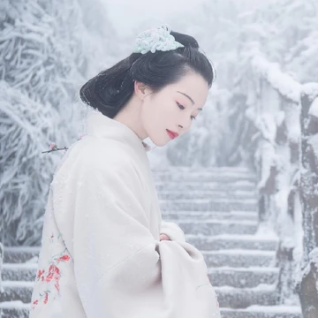 梅花雪紅衣女生頭像，唯美古風(fēng)真人頭像