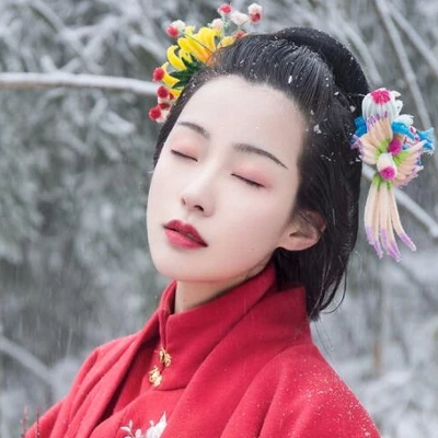 梅花雪紅衣女生頭像，唯美古風(fēng)真人頭像