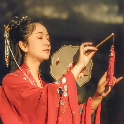 彼岸花團(tuán)扇紅妝紅衣頭像，唯美古風(fēng)真人頭像