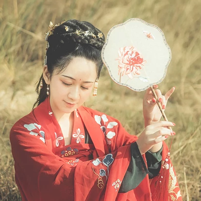 彼岸花團(tuán)扇紅妝紅衣頭像，唯美古風(fēng)真人頭像