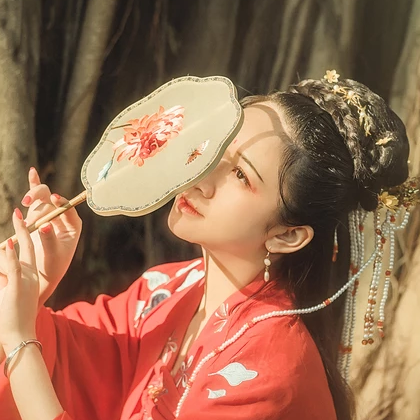 彼岸花團扇紅妝紅衣頭像，唯美古風真人頭像