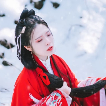 紅衣雪景女生頭像，唯美古風真人頭像