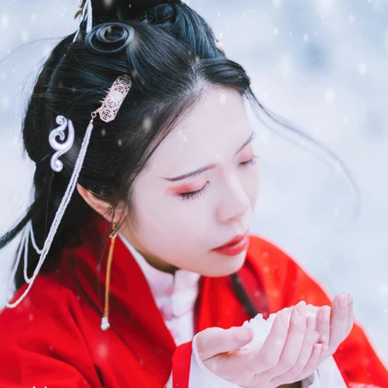 紅衣雪景女生頭像，唯美古風真人頭像