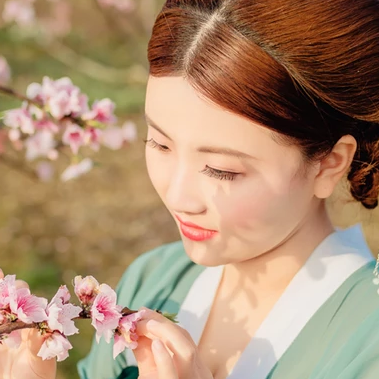 桃花樹下帶團扇女生頭像，唯美古風真人頭像