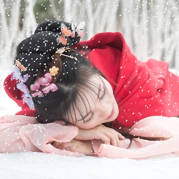 雪景帶傘紅衣女生頭像，唯美古風真人頭像