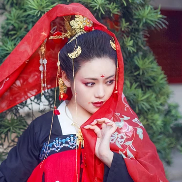 嬌艷紅色帶傘女生頭像，唯美古風(fēng)真人頭像