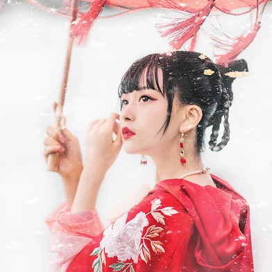 雪花飛舞紅衣女生頭像，唯美古風(fēng)真人頭像