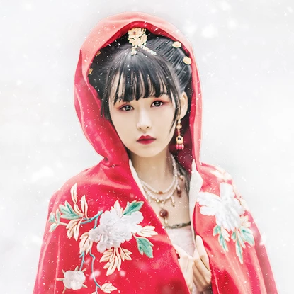 雪花飛舞紅衣女生頭像，唯美古風(fēng)真人頭像