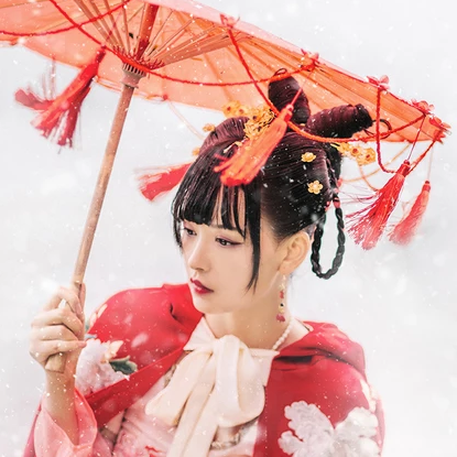 雪花飛舞紅衣女生頭像，唯美古風(fēng)真人頭像