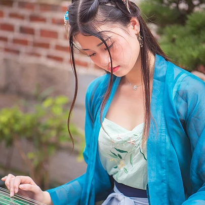 藍衣帶團扇女生頭像，唯美古風(fēng)女子真人頭像